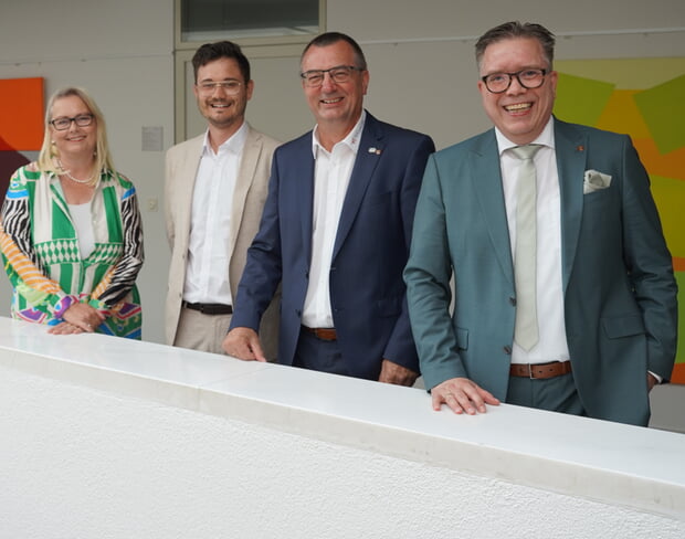 Die Bürgermeister-Stellvertreter (von links) Petra Suchanek-Henrich (N), Dr. Lukas Penka (BU) und Markus Xander (FUW) gemeinsam mit Bürgermeister Ulrich Heckmann.