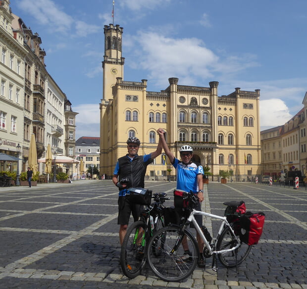 Gerhard Schneider und Eberhard Breuninger sind voller Freude am Ziel ihrer Deutschlanddurchquerung vor dem Rathaus in Zittau angekommen.